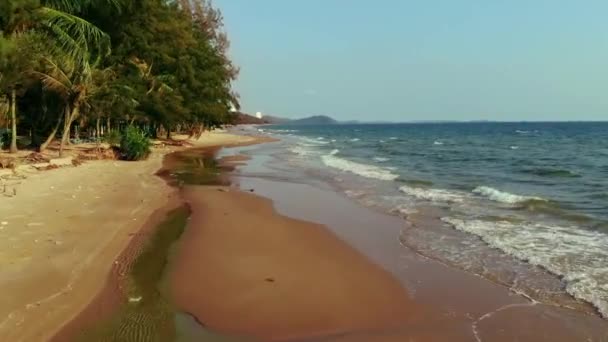 Praia de areia oceânica amontoada de lixo. Conceito ecológico. Catastrofia ecológica — Vídeo de Stock