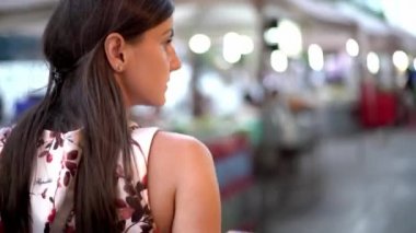 Kadın turizm seyahat bloglar bilgileri kullanarak cep telefonu üzerinde yürüme göz