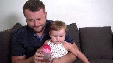 Genç Baba İçecek suyu veya su verir onun çocuk yedikten sonra