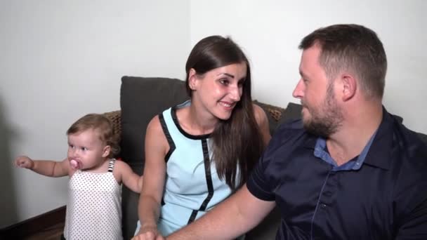 Yakın çekim. Aile hassasiyet kavramı. Anne ve baba ile çocuk oynarken zevk. — Stok video