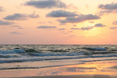 Deniz, arka plan üzerinde güzel pembe günbatımı