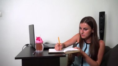 Anne bağımsız çalışır. Çocuk etkilemektedir. freelancing sorunları