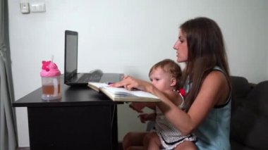 Anne bağımsız çalışır. Çocuk etkilemektedir. freelancing sorunları