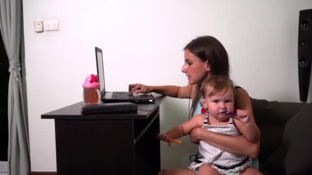 Мама фрілансер працює. дитина втручається. проблеми з фрілансом — стокове відео