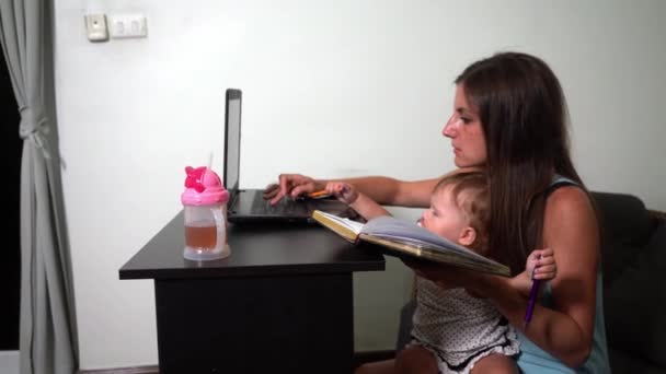 Mamá freelancer trabaja. niño interfiere. problemas de trabajo autónomo — Vídeos de Stock