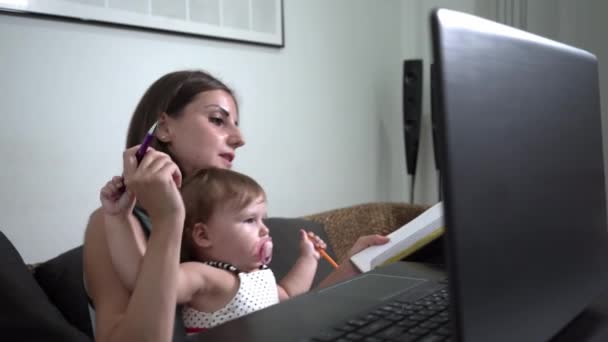 Anya szabadúszóként dolgozik. gyermek zavarja. szabadúszó problémák — Stock videók