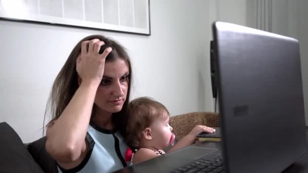 Mamá Freelancer Trabaja Niño Interfiere Problemas Trabajo Autónomo — Vídeo de stock