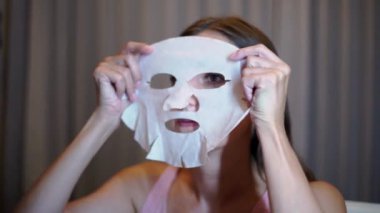 Kız maske yüzünde evde koymak. Güzellik kavramı