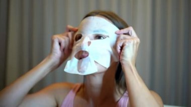 Kız maske yüzünde evde koymak. Güzellik kavramı