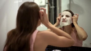 Kız maske yüzünde evde koymak. Güzellik kavramı