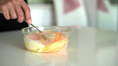 Şeffaf kase, karışık yumurta çırpma süt döktü yumurta tek tip bir kitle, bir genç kız, yemek tarifi, yemek blogu, tarifi omlet, Kahvaltı el bir cam bir kapta