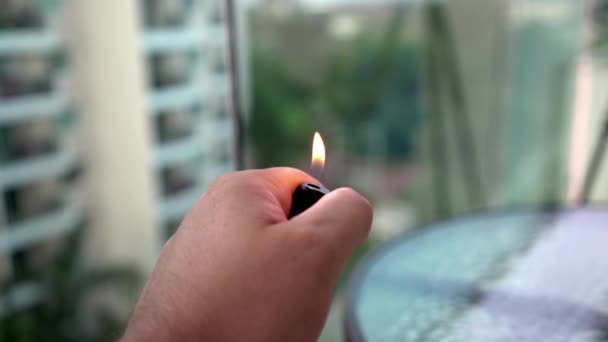 Feuerzeug an der Hand entzündet Zigarettenanzünder — Stockvideo