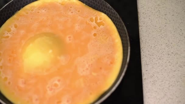 Close-up van zwarte pan met gebakken eieren, omelet — Stockvideo