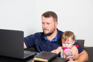 Baba bağımsız çalışır. Çocuk etkilemektedir. freelancing sorunları.