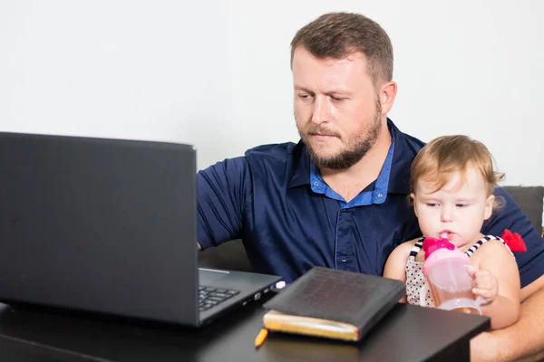 Tata freelancer pracuje. dziecko przeszkadza. Freelancing problemy. — Zdjęcie stockowe