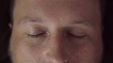 Gözleri mutlu gencin kamera lense seyir yukarıya kapatmak