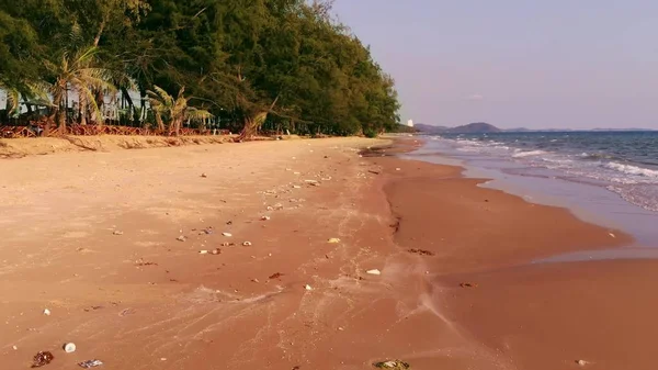 Meer Sandstrand mit Müll aufgeschüttet. ökologisches Konzept. Umweltkatastrophe — Stockfoto