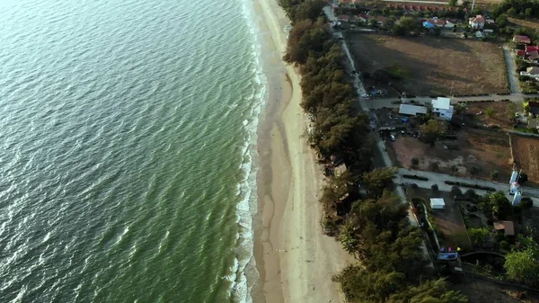 Bovenaanzicht van het strand van Rayong Thailand. Luchtfoto van drone vliegen — Stockfoto