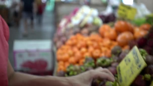 Meisje kiezen van vers fruit op de markt. — Stockvideo