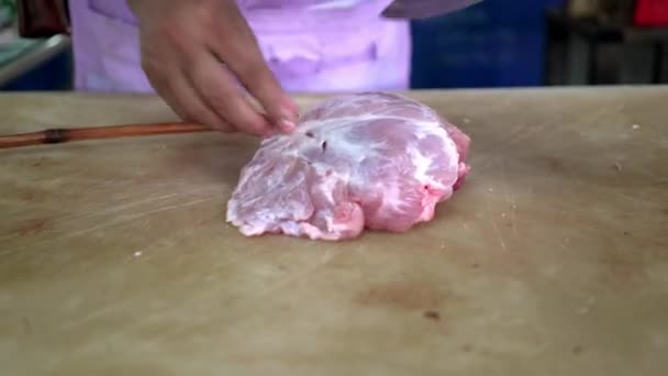 Säljaren nedskärningar och visar på disken. Köttmarknaden. ohygieniska kött — Stockvideo