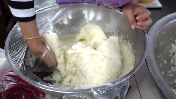 Mescolare il riso con la mano in una ciotola. Riso da cucina. Tailandia — Video Stock