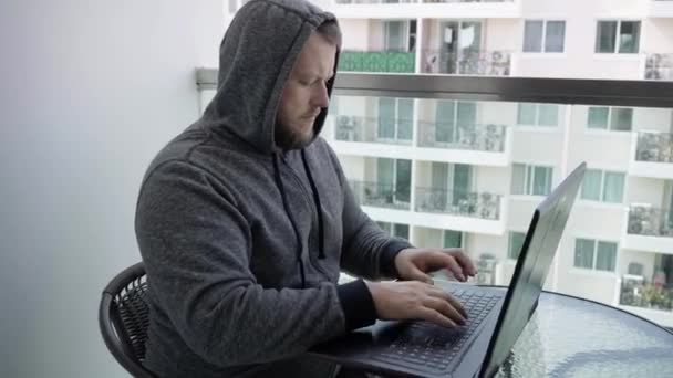 Cyberprzestępczość, hacking i technologii concept - mężczyzna haker pisania kodu lub przy użyciu programu na komputerze wirusów cyber ataku — Wideo stockowe