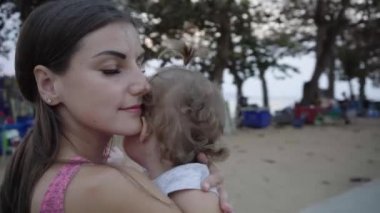 Genç anne ve sarılma ve sevgi dolu, rahatlık vermek ve çocuğuyla birlikte beline kollarını korumak anne ile kızı. Sevgi dolu aile yaşam tarzı.