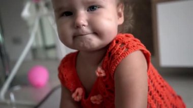 Neşeli küçük kız onu hedef için tarama. Duygusal çocuk