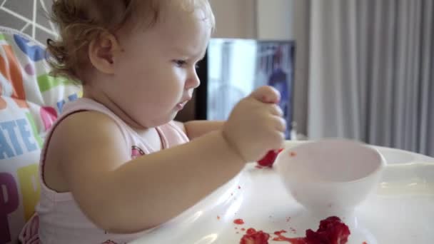 Niedliche kleine Mädchen Porträt lustig essen rote Erdbeeren alle verschmiert mit — Stockvideo