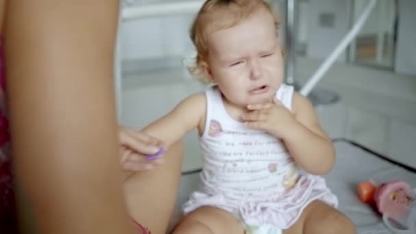 Ελκυστική μωρό τρώει φράουλες από μια λευκή πλάκα και είναι όλα smeared με. Φρέσκα μούρα. — Αρχείο Βίντεο