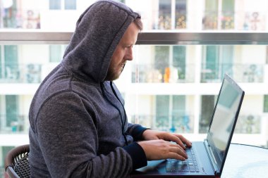 Siber Suçlar, kesmek ve teknoloji kavramı - kod yazma veya siber saldırı için bilgisayar virüs programı kullanarak erkek hacker