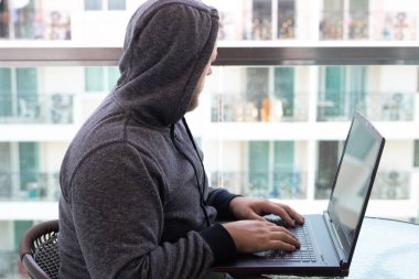 Siber Suçlar, kesmek ve teknoloji kavramı - kod yazma veya siber saldırı için bilgisayar virüs programı kullanarak erkek hacker