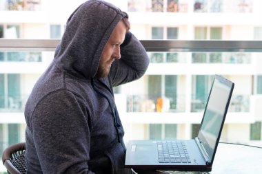 Siber Suçlar, kesmek ve teknoloji kavramı - kod yazma veya siber saldırı için bilgisayar virüs programı kullanarak erkek hacker