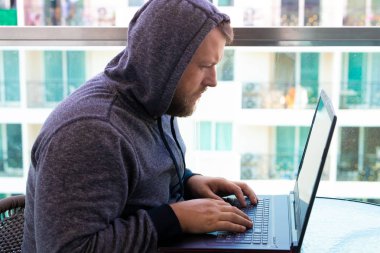 Siber Suçlar, kesmek ve teknoloji kavramı - kod yazma veya siber saldırı için bilgisayar virüs programı kullanarak erkek hacker