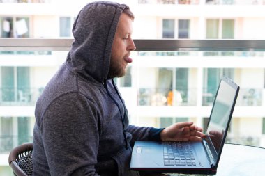 Siber Suçlar, kesmek ve teknoloji kavramı - kod yazma veya siber saldırı için bilgisayar virüs programı kullanarak erkek hacker