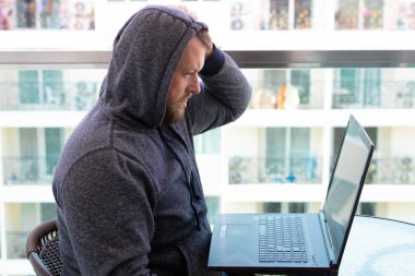 Siber Suçlar, kesmek ve teknoloji kavramı - kod yazma veya siber saldırı için bilgisayar virüs programı kullanarak erkek hacker