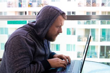 Siber Suçlar, kesmek ve teknoloji kavramı - kod yazma veya siber saldırı için bilgisayar virüs programı kullanarak erkek hacker