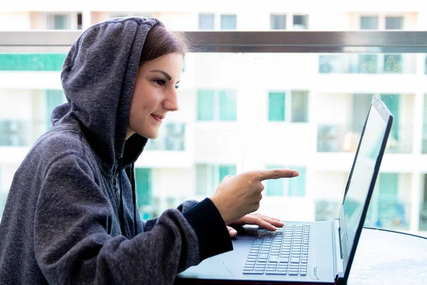Жінка хакер програміст працює на комп'ютері в центрі безпеки кібер заповнені з екранів дисплея — стокове фото