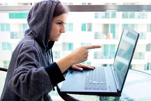 Donna programmatore Hacker sta lavorando sul computer nel centro di sicurezza informatica pieno di schermi di visualizzazione — Foto Stock