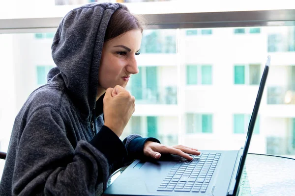 Donna programmatore Hacker sta lavorando sul computer nel centro di sicurezza informatica pieno di schermi di visualizzazione — Foto Stock