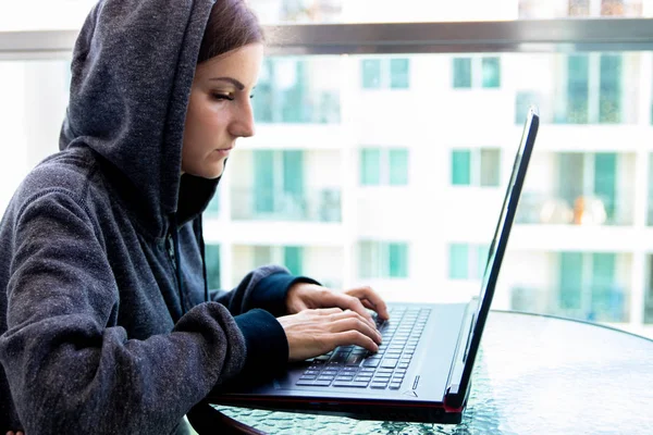 Жінка хакер програміст працює на комп'ютері в центрі безпеки кібер заповнені з екранів дисплея — стокове фото