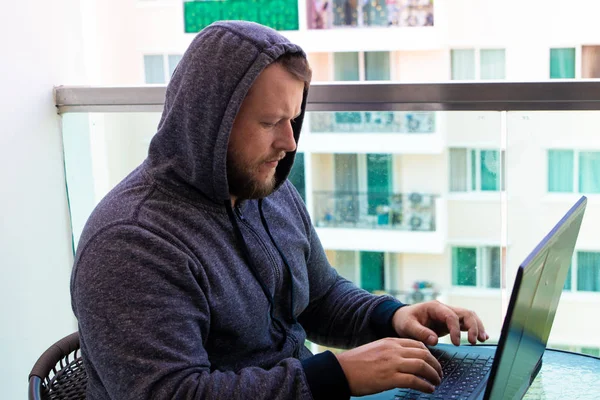 Кіберзлочинність, хакерство та концепція технології - чоловічий хакер, що пише код або використовує комп'ютерну вірусну програму для кібер-атаки — стокове фото