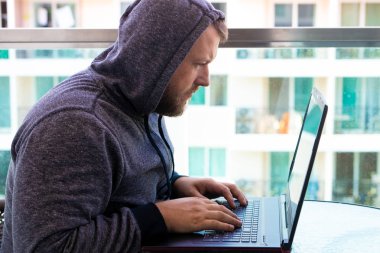 Siber Suçlar, kesmek ve teknoloji kavramı - kod yazma veya siber saldırı için bilgisayar virüs programı kullanarak erkek hacker