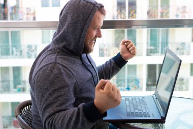 Siber Suçlar, kesmek ve teknoloji kavramı - kod yazma veya siber saldırı için bilgisayar virüs programı kullanarak erkek hacker