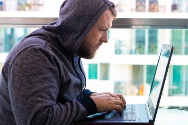 Siber Suçlar, kesmek ve teknoloji kavramı - kod yazma veya siber saldırı için bilgisayar virüs programı kullanarak erkek hacker