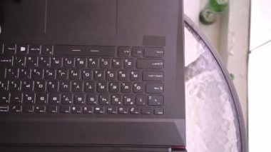 Bir parmak üstünde siyah klavye tuşlar, tıklama Enter, Delete, portre. 