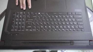 Bir parmak üstünde siyah klavye tuşlar, tıklama Enter, Delete, portre
