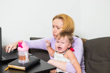 Anne bağımsız çalışır. Çocuk etkilemektedir. freelancing sorunları