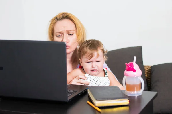 Mamma freelancer fungerar. barn stör. frilansande problem — Stockfoto