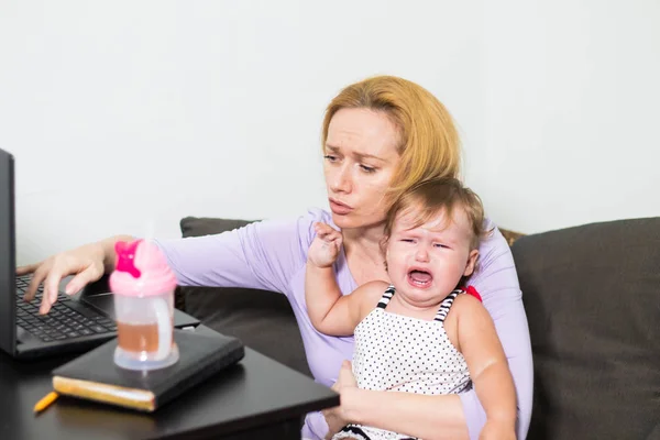 Mamma freelancer fungerar. barn stör. frilansande problem — Stockfoto